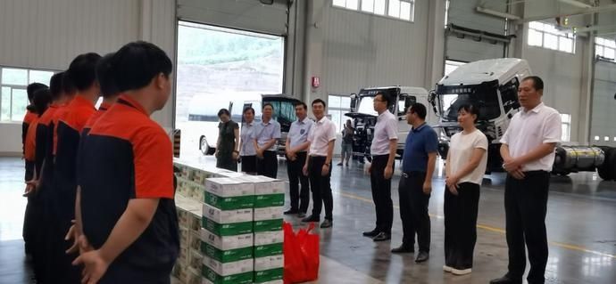  竟然|啥操作？今天下午的南充嘉陵这几个领导竟然给这些人送起了礼物！