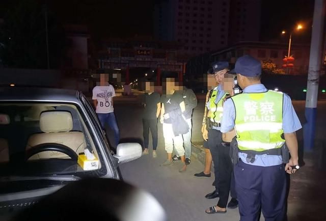  驾驶人|用越野车拉沙子，新乐这名男子真奇葩