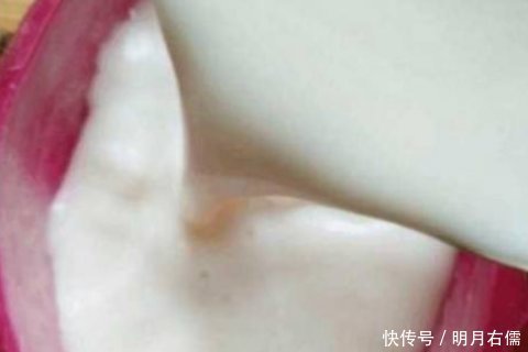 牛奶|姑娘把牛奶倒进火龙果皮里面切开之后满满的惊喜