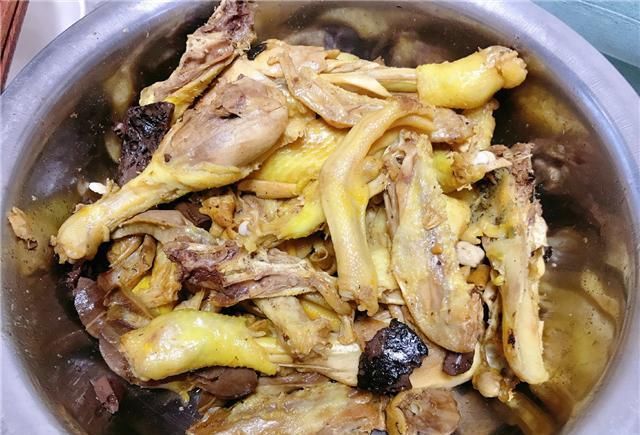  流泪|老公接婆婆来城里小住，下班回家看到一桌家乡菜，我边吃边流泪！