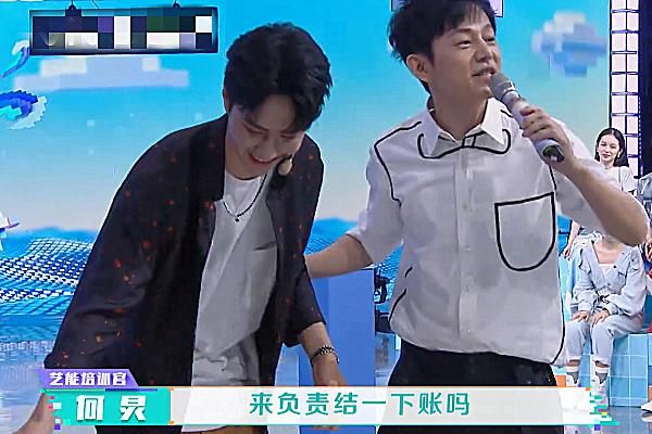  何炅|王一博弄坏节目组道具，何炅巧妙化解危机，姜还是老的辣呀