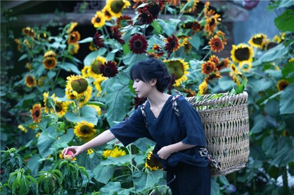  李子柒的视频|李子柒视频里的中国农村让外国人惊叹，农村生活也可以很美好