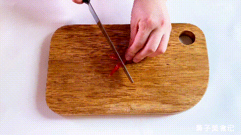 辣椒|炒鱿鱼如何做的脆爽开胃？注意焯水切花刀爆炒这三点，全家都爱吃