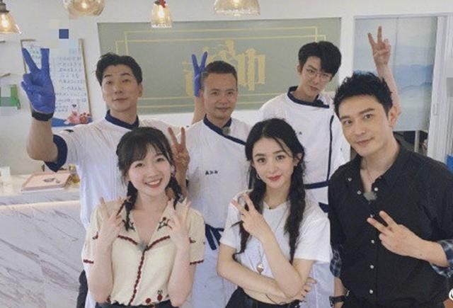  干活|赵丽颖人设崩塌？举止被批没教养，节目中不干活