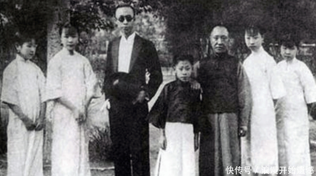  挂错|老人逛故宫说: 挂错照片了! 专家: 不懂装懂, 老人: 这是我爹