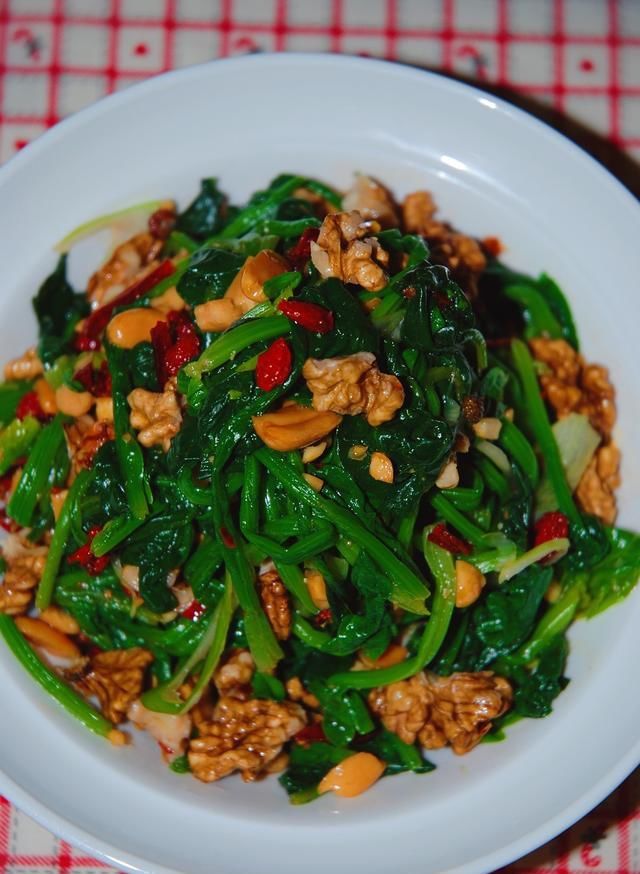 炒鸡蛋|还在用菠菜炒鸡蛋吗?三伏天教你做一道开胃菜,简单易学酸辣爽口