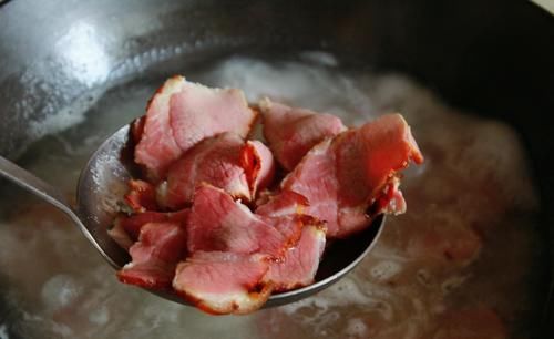  蒜薹炒腊肉|《中餐厅4》张亮做的这道菜，下锅随便一炒真叫香，米饭连扒了3碗