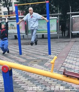 浑然不知|妹子,你自己太粗心了吧,短裤穿反了还浑然不知,尴尬啊