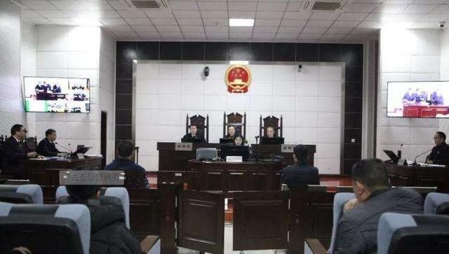  恶作剧|10岁男孩高空抛水袋找乐子，被发现后拒不承认，当妈的却质疑民警