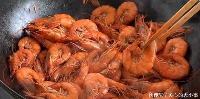 水煮虾|煮大虾时,加水煮就大错特错了,这样做,虾肉鲜嫩又好吃,太香了