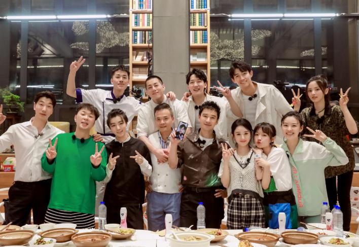  送餐|中餐厅4又有录制照，杨超越杜海涛外出送餐，王俊凯举动厉害了