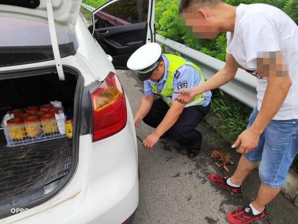  民警|高速公路上爆胎司机焦急无助 闷热天气中交警给力修车解忧