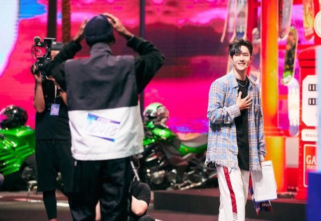  王一博|画风实在搞笑！王一博《街舞3》被撩面无表情，弹幕让人忍俊不禁