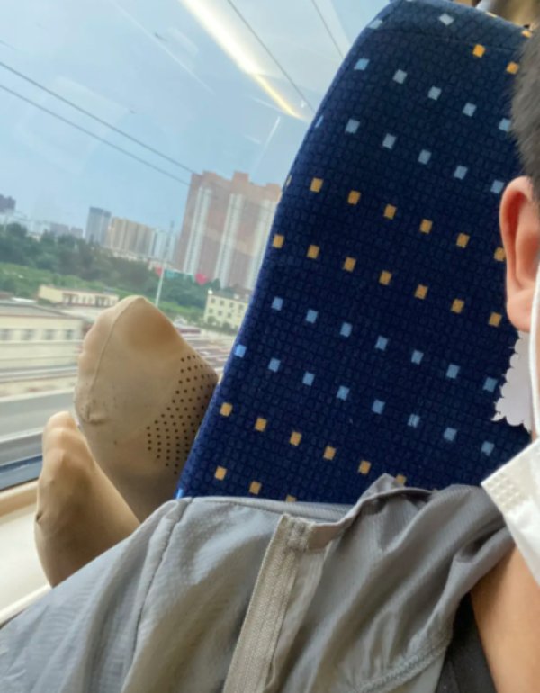 伸过来|“刚准备自拍,后座的大姐就把脚伸过来了,怎么教育她才不失体面?”