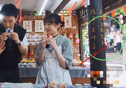 镜头|为录制《中餐厅》,工作人员赶走周围游客,不料被镜头无意拍到