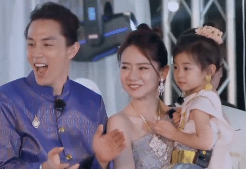 妈妈|李乐祺到底多像妈妈戚薇镜头特写母女脸蛋,全明白了