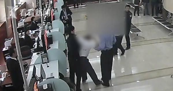 辩称|男子大闹法院还咬伤法警！庭上辩称：我有精神病