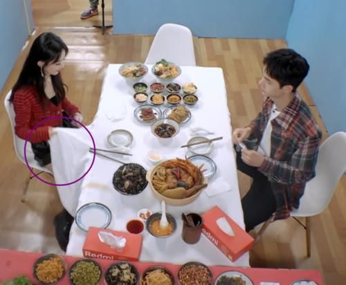 小心|王一博和赵丽颖吃螺蛳粉,谁注意丽颖坐下时的举动?太小心了