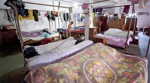 妻子|世界上最大的家庭，男子娶39位妻子养育94名孩子，全家福共181人