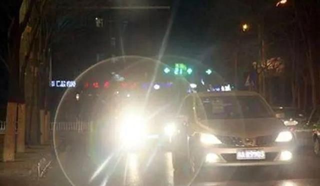  方块|别克使用“杀手锏”，两个黑方块专治“远光狗”，网友：人才啊