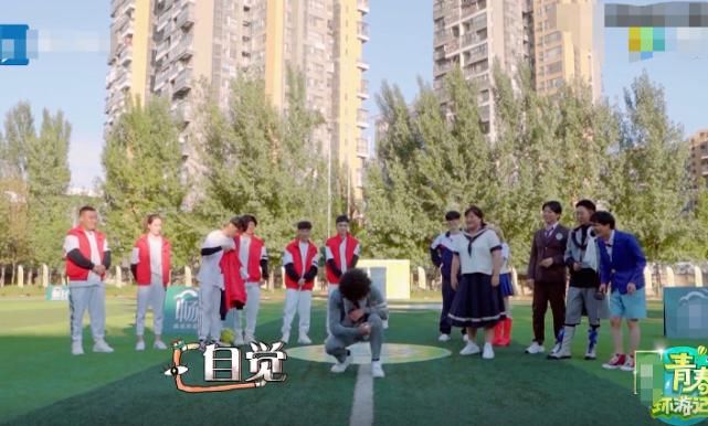  嘉宾们|鞠婧祎裙子太短，节目组要求嘉宾蹲下时，她这救场方式也太机智了