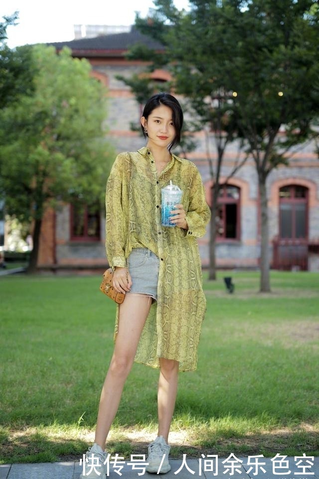 黑色|小姐姐选择黑色小吊带,整体穿搭简洁又高级