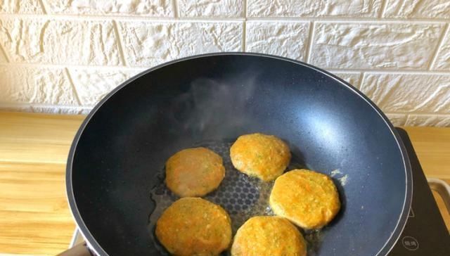 胡萝卜|早餐,我经常给家人做这款小饼,低脂营养又美味,家人超喜欢