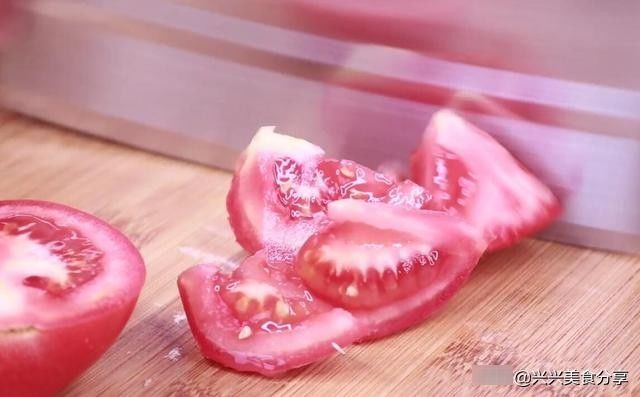 西红柿|1个西红柿,1把白玉菇,简单炒一炒,酸甜可口好吃更营养