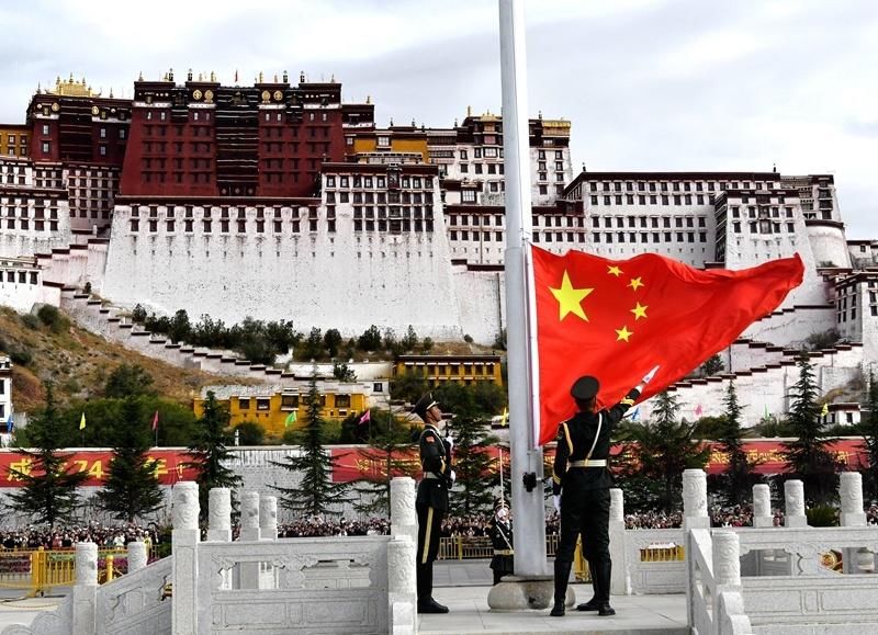 拉萨市布达拉宫升旗仪式(喜迎国庆 拉萨市布达拉宫广场举行升旗仪式)