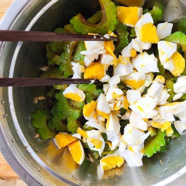  清爽|每天一道菜：苦瓜拌咸鸭蛋，清爽去火，简单美味