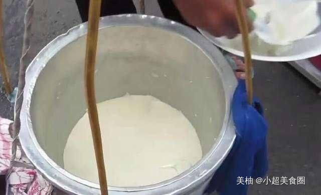 小编|大叔挑担卖美食,一份10元,一天只卖100份,识货的直接抬走