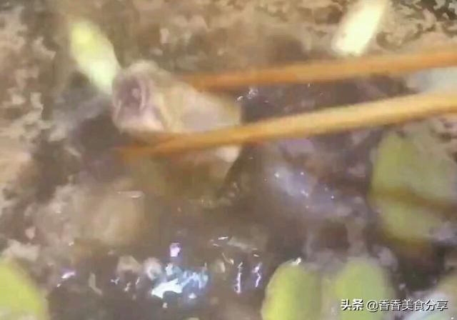  味道|香喷喷的排骨焖饭，做法很简单，味道不简单