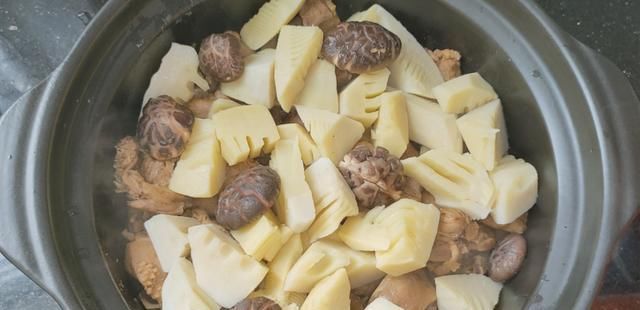  搭配|以后待客，鸭肉有新吃法了，普通食材搭配一锅，一开锅盖流口水了