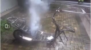 父亲|客厅突然爆炸起火!父亲为救孩子被严重烧伤进ICU!祸首又是这个…