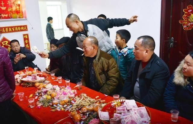 女儿|深圳丈母娘嫁女要50万彩礼，惹怒男子回击，女儿的做法更打脸”