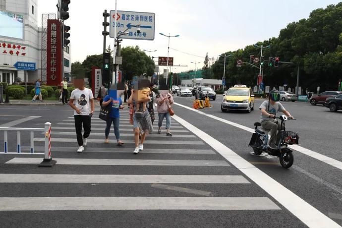 路口|人民日报点赞的同款斑马线，嘉定这个路口也有了！