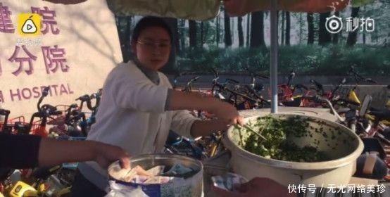 小姑娘|19岁女孩弃学摆摊卖韭菜盒子, 网友 可惜了这张985的脸