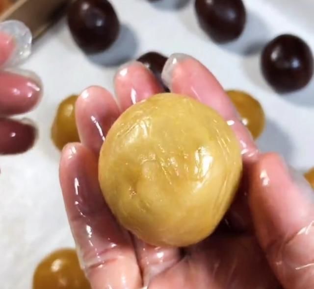 香甜|广式莲蓉蛋黄月饼详细做法,无任何添加剂,香甜回油不开裂