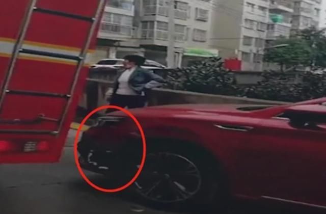  占用|私家车占用消防通道，消防车直接冲过去，网友：建议直接压扁