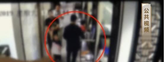  饭店|应聘收银员“卧底”饭店，疯狂复制顾客银行卡，消费记录让人吃惊