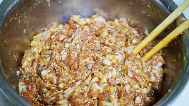  初秋|初秋我和家人爱吃这种香而不腻的鲜肉包，食材搭配营养，馅料醇香