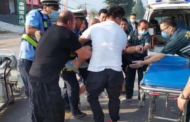 拉走|「一盔一带」未戴安全头盔,竟被民警抬上车拉走