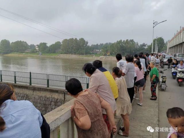  今晨|今晨，蒙城两人撒网不慎连人带船落水，正在搜救中！