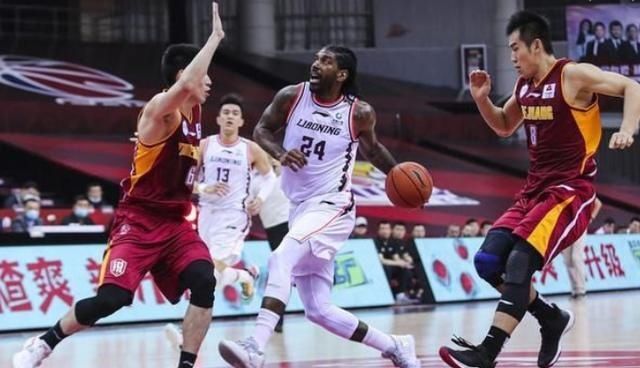  裁判还|梅奥肘击没吹！方俊再次怒喷裁判，吴前半场22分，辽宁悬了