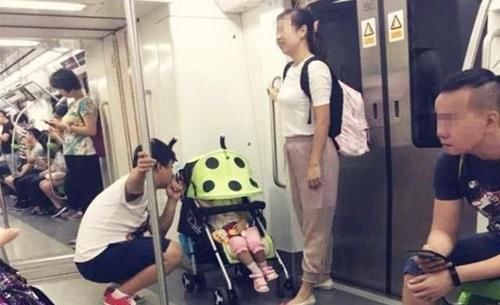 炫富|2小孩地铁上＂坐姿＂火了，网友纷纷点赞：这才叫真正的＂炫富＂