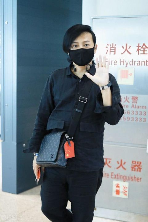 形象|陈志朋现身机场，穿搭黑色紧身却被发型吸引，妖娆妩媚成为新形象