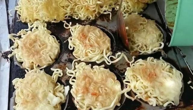 把方便面|大婶在路边摆摊卖这小吃,路人见了只摇头,试尝后连锅都买走了!