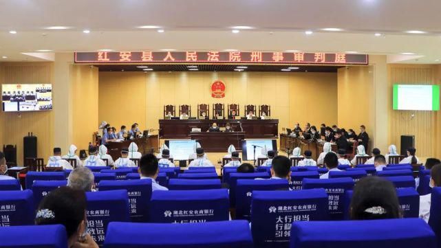  当庭|黄冈市首个女黑势力首犯受审，当庭落泪悔罪