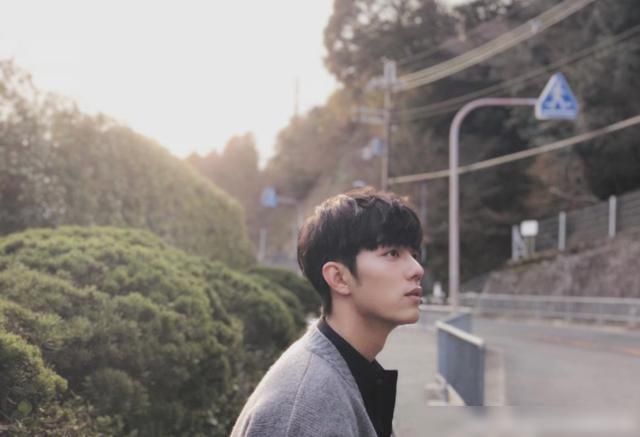  自语|肖战品美食，每种小吃只尝一口，自语“太浪费”，粉丝：被骂怕了