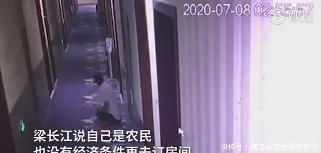  走廊|陪儿子高考，男子怕打呼噜影响孩子休息，边在走廊睡觉边为儿子祈祷